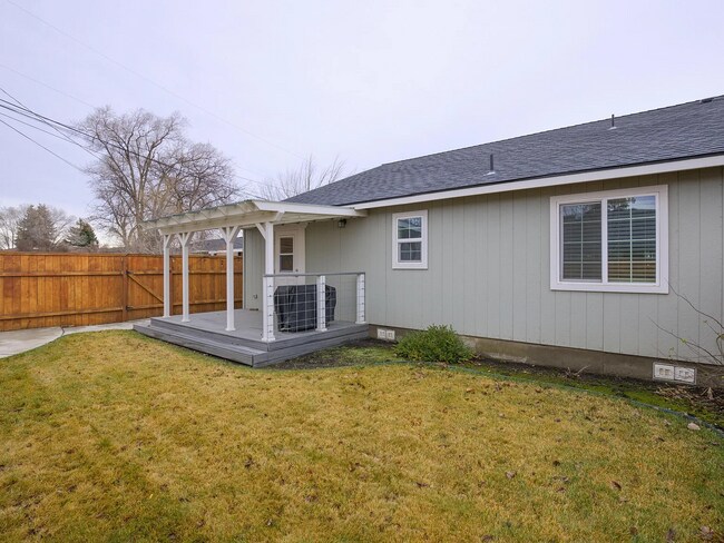 Building Photo - 1549 SW Kalama Ave