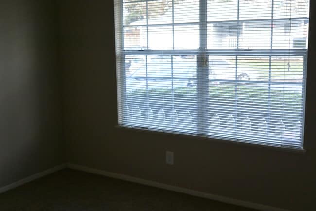 Building Photo - 8307 NE Starflower Ct