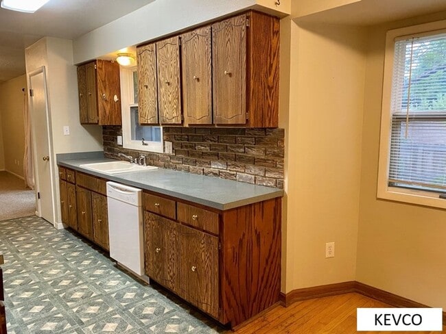 Building Photo - Great Three Bed in Campus West!