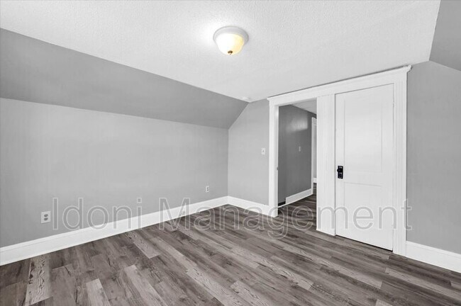 Building Photo - 694 Main St