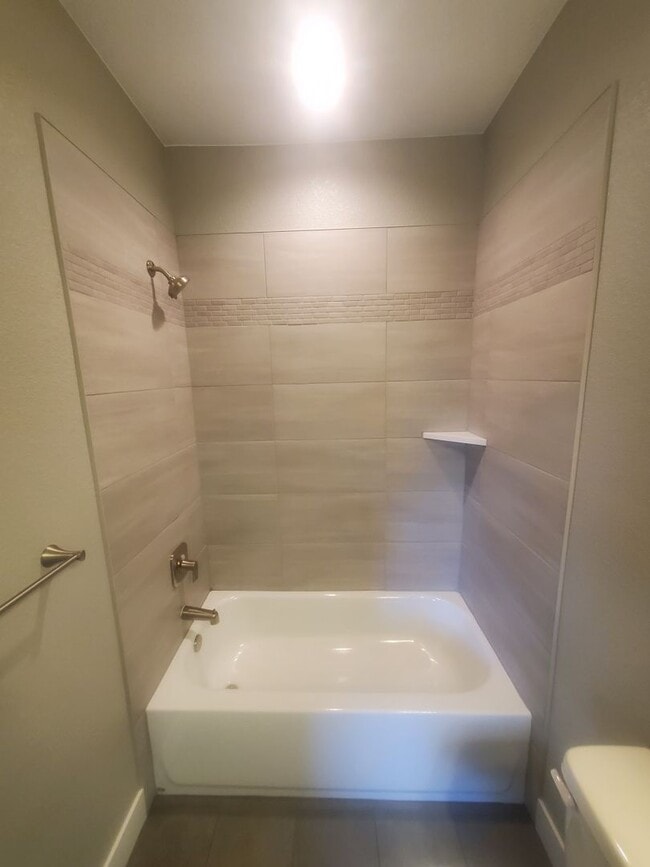 Building Photo - Beautiful and Updated 2BR Townhome With At...