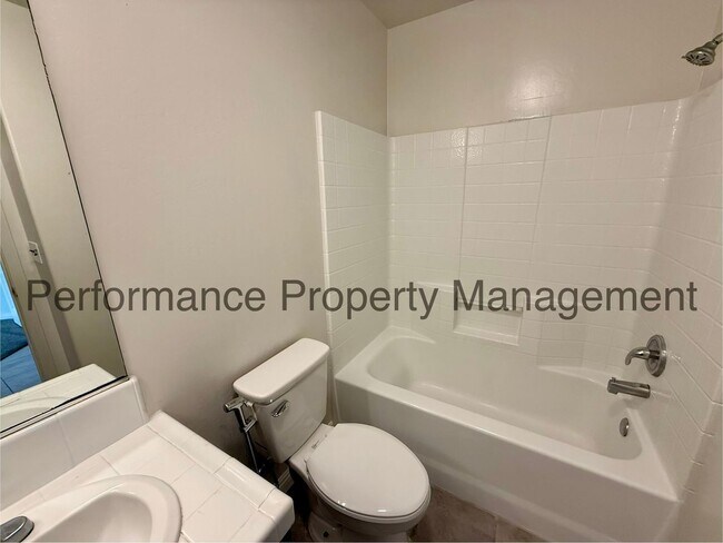 Building Photo - Cute 3 Bed/2 Bath SW Bakersfield Home w/ RBP & $0 Deposit Option