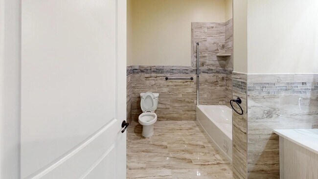 Building Photo - 680 Grand St