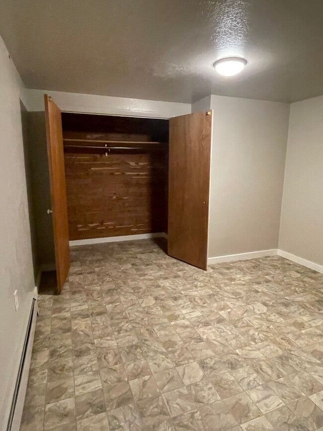 Building Photo - STUDENTS WELCOME! Sprawling Ranch Style 3 Bedroom 3 Bath Home w/ finished basement in Midtown For...