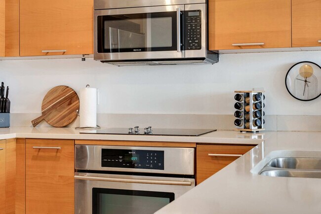 Building Photo - 3256 NE 1st Ave