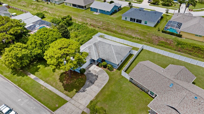 Building Photo - 809 Kara Cir