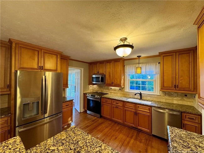 Building Photo - 2723 Huntington Rd