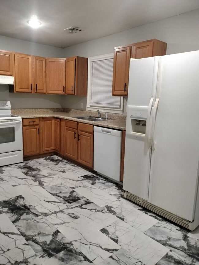 Building Photo - 3 Bedroom 1 bath on the East Side