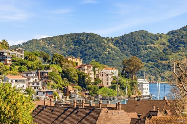 Building Photo - 31 Acacia Ave