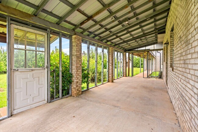 Building Photo - 936 Girls Ranch Rd