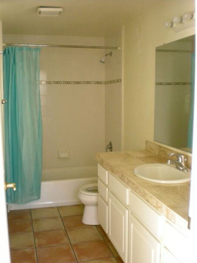 Building Photo - 4527 Hollister Ave