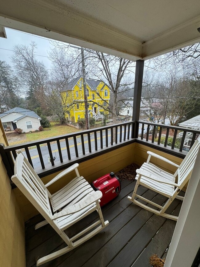 Building Photo - 4 Bedroom Downtown Beauty!