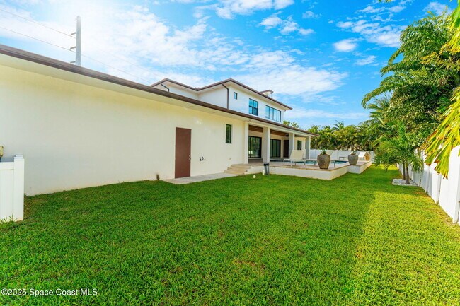 Building Photo - 2355 N Riverside Dr