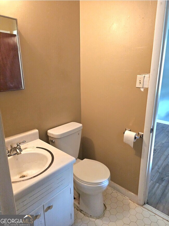 Building Photo - 5690 Deerfield Ct
