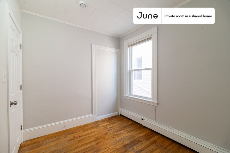 Building Photo - Private bedroom in 3 bed/1 bath Home
