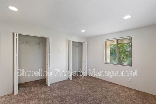 Building Photo - 2607 N Lancaster Dr