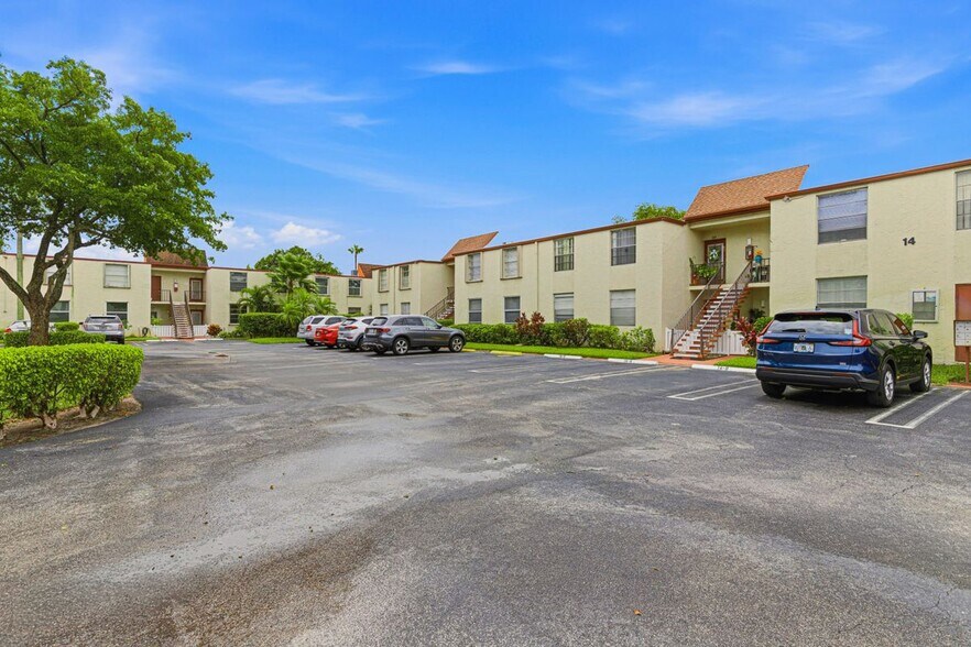 Building Photo - 14 Willowbrook Ln