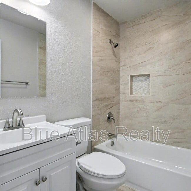 Building Photo - 1613 Continental Dr