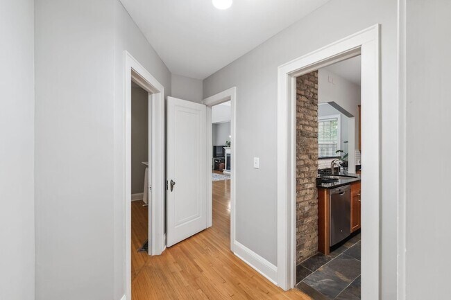 Building Photo - 813 Kenwood Pkwy