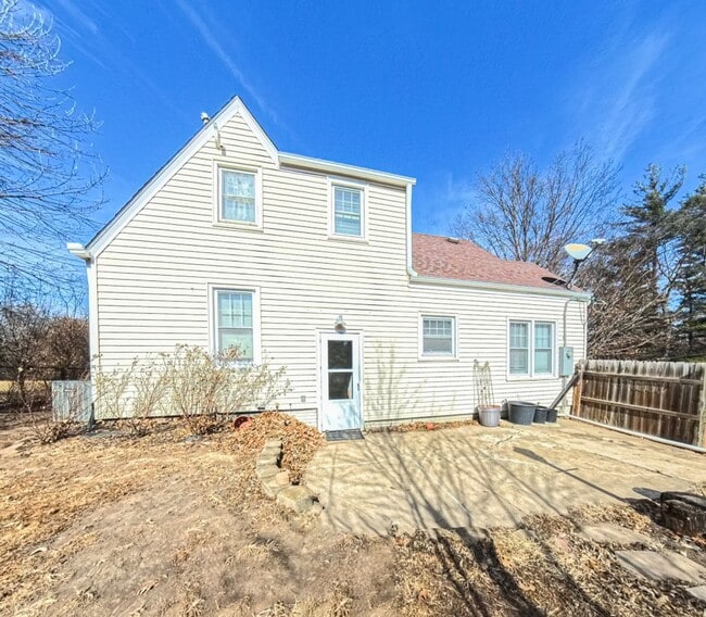 Building Photo - 3 Bedroom 3 Bathroom Home in Des Moines