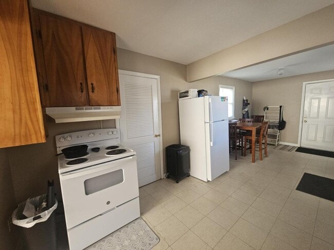 Building Photo - 504 Baker St