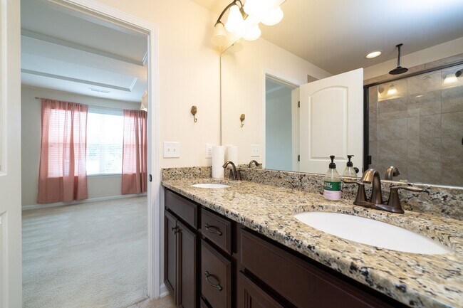 Building Photo - 2 Bedroom, 2.5 Bath Townhome w/ Loft and S...
