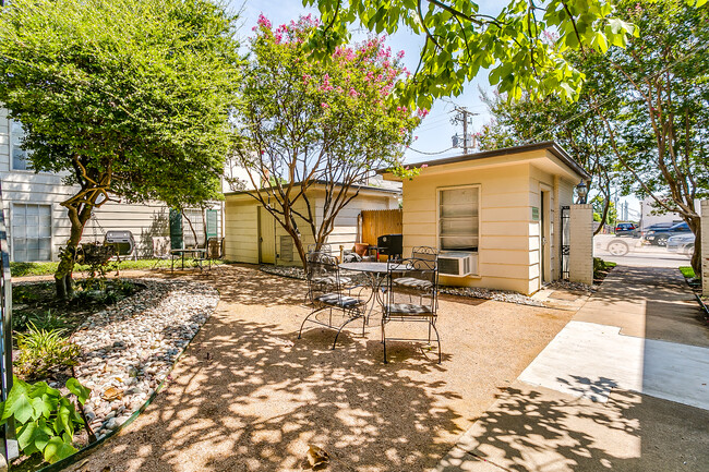 Common interior courtyard with grill, shade &amp; tables. Building on right is equipped with two commercial washers &amp; dryers. - 4901 Bryce Ave