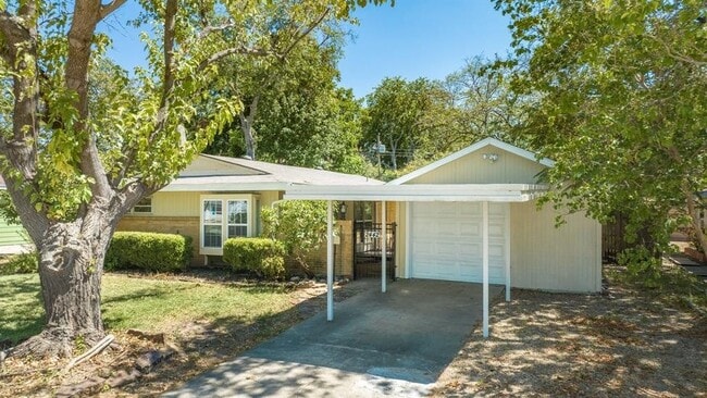 Building Photo - 2442 Oates Dr