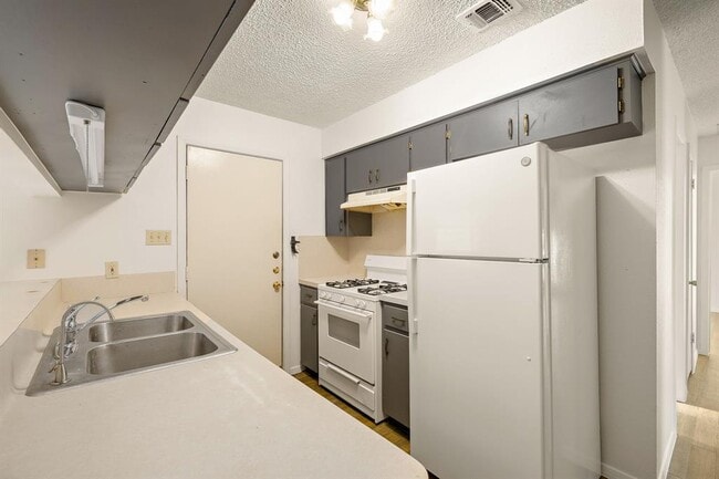 Building Photo - 2402 Cottonwood Dr