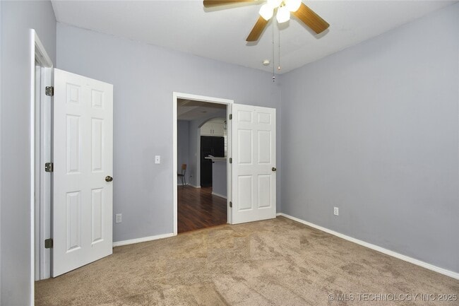 Building Photo - 319 S Gillette Ave