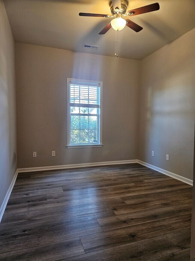 Building Photo - 350 Hanna Dr