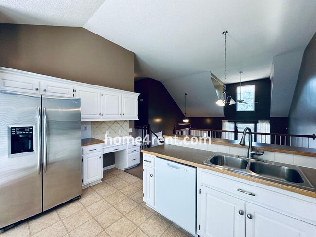 Building Photo - Four Bedroom Olathe Home in a Quiet Neighb...