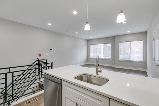 Building Photo - 2630 Annin St