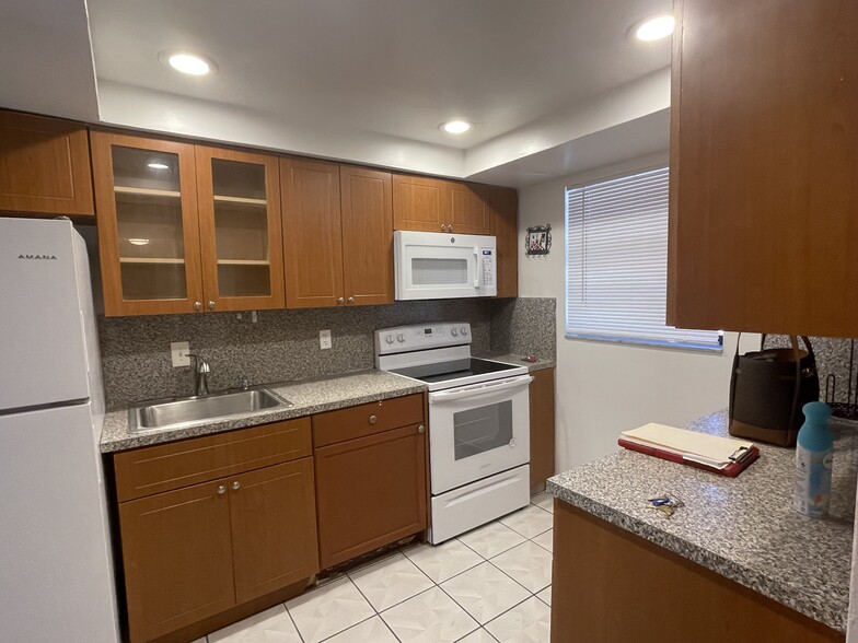 Building Photo - 2744 W 60th St