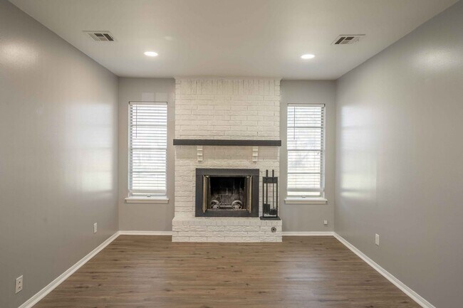 Building Photo - 3 Bedroom Broken Arrow Home, Available for an immediate move in!