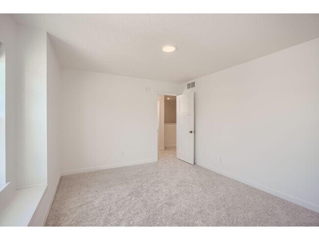 Building Photo - 1082 Jubert Dr
