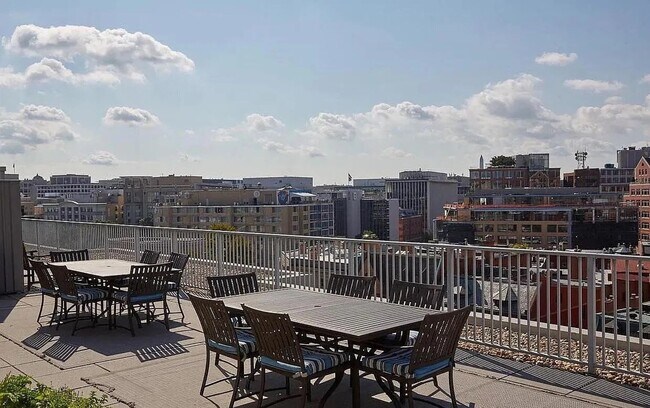 Building Photo - Modern, Light-Filled Junior 1BR in Prime Dupont Location