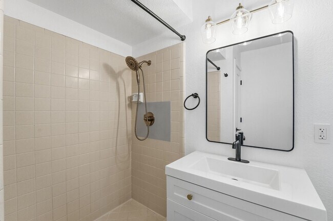 Building Photo - Discover this beautifully renovated 3-bedroom, 2-bath home in Mesa, AZ!