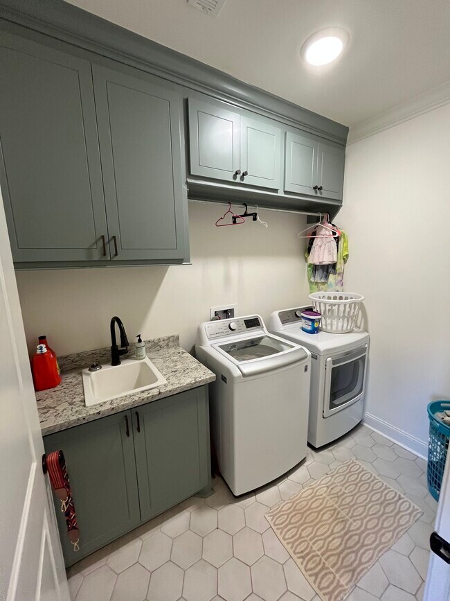 Building Photo - 837 Longleaf Circle-