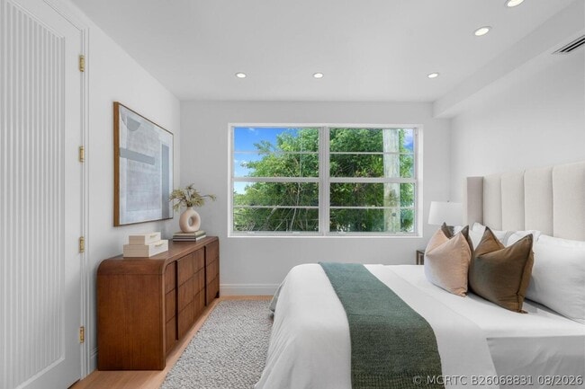 Building Photo - 255 Royal Poinciana Way