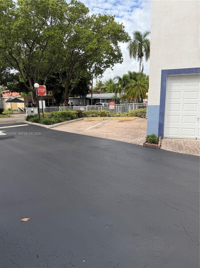 Building Photo - 2927 SW 18th Terrace