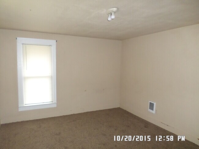 Building Photo - 3 Bedroom Home - Available February
