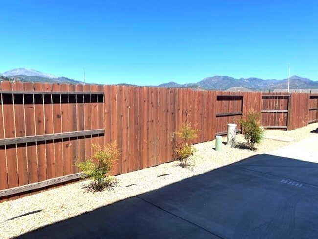 Building Photo - Luxury Townhome in West Redding!