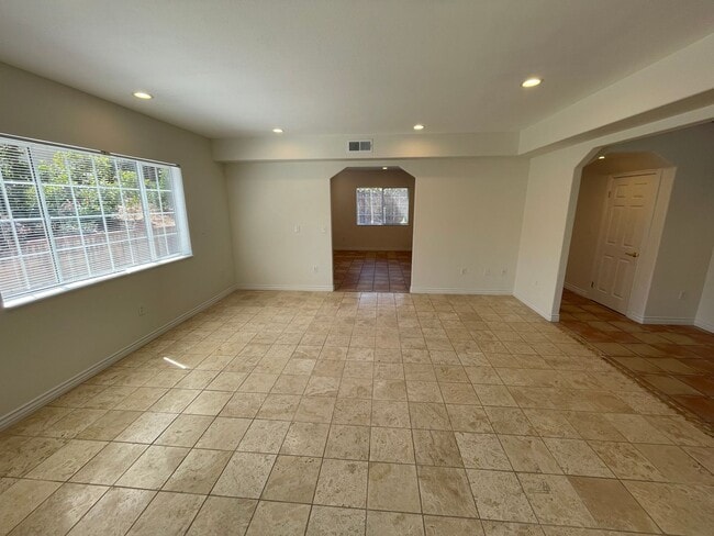Building Photo - 4527 Hollister Ave