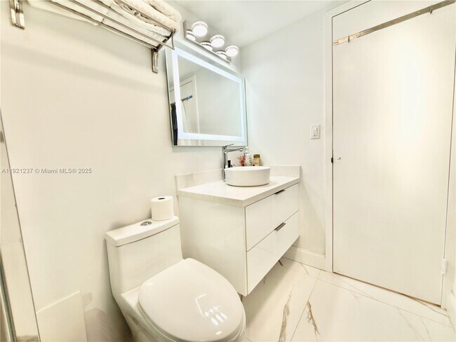 Building Photo - 3140 S Ocean Dr