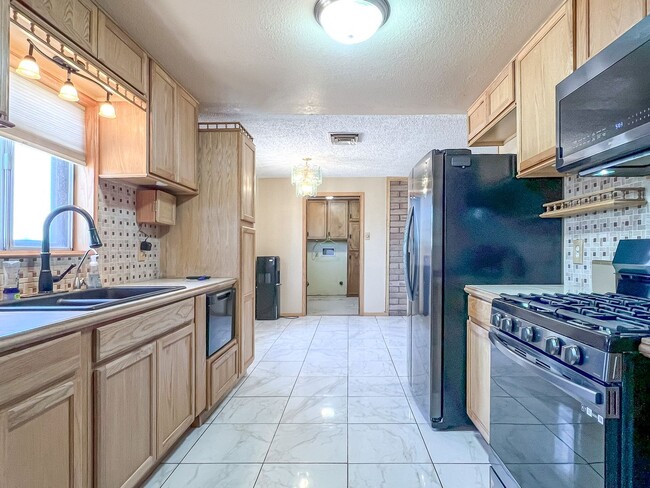 Building Photo - Spacious 3 bedroom 2 bath with Solar Panels