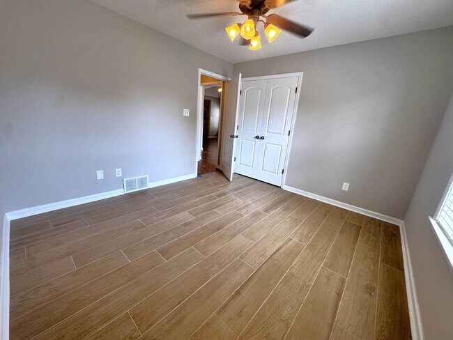 Building Photo - 10228 Morning Hill Dr