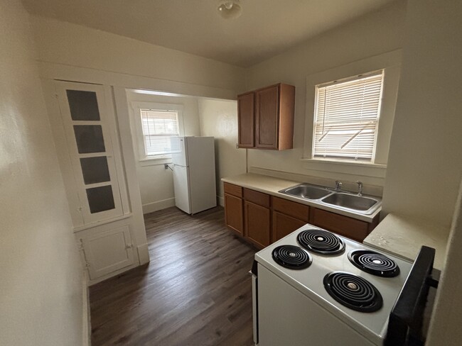 Building Photo - 215 E 1st Ave