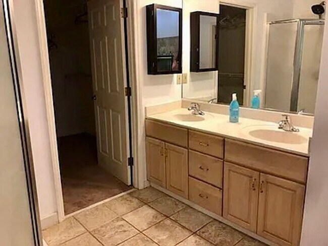 Building Photo - Spacious 3100 sq ft 3 bedroom 2 bath home on over 1.5 acres in Oak Ridge, NC