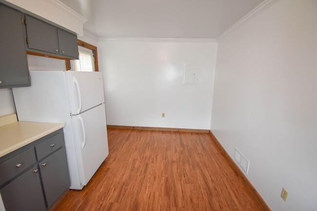 Building Photo - Student Housing! Three Bedroom Home Close ...